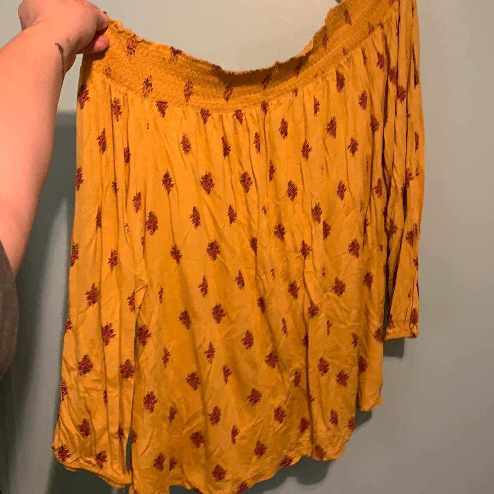Off the shoulder top! Very flattering.